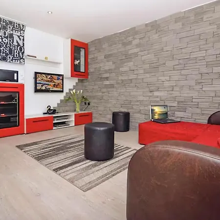 Amazing In With Private Swimming Pool, Be Inside Or Outside *